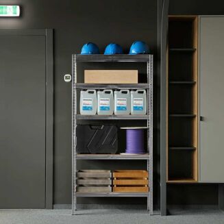 Lekki metalowy regał magazynowy z półkami wypełnionymi pojemnikami, skrzynkami i kaskami ochronnymi