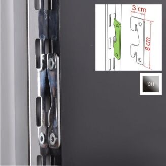 Chromowany uchwyt do montażu płyty laminowanej przed perforowaną nogą regału z wymiarami 8x3 cm