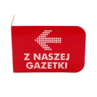 Czerwona osłonka cenowa POS z białym napisem „Z NASZEJ GAZETKI” i strzałką skierowaną w lewo.