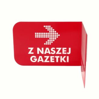 Czerwona osłonka cenowa POS z białym napisem „Z NASZEJ GAZETKI” i strzałką skierowaną w prawo.