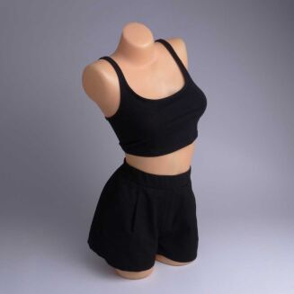 Tors damski długi skręcony bokiem na szarym tle