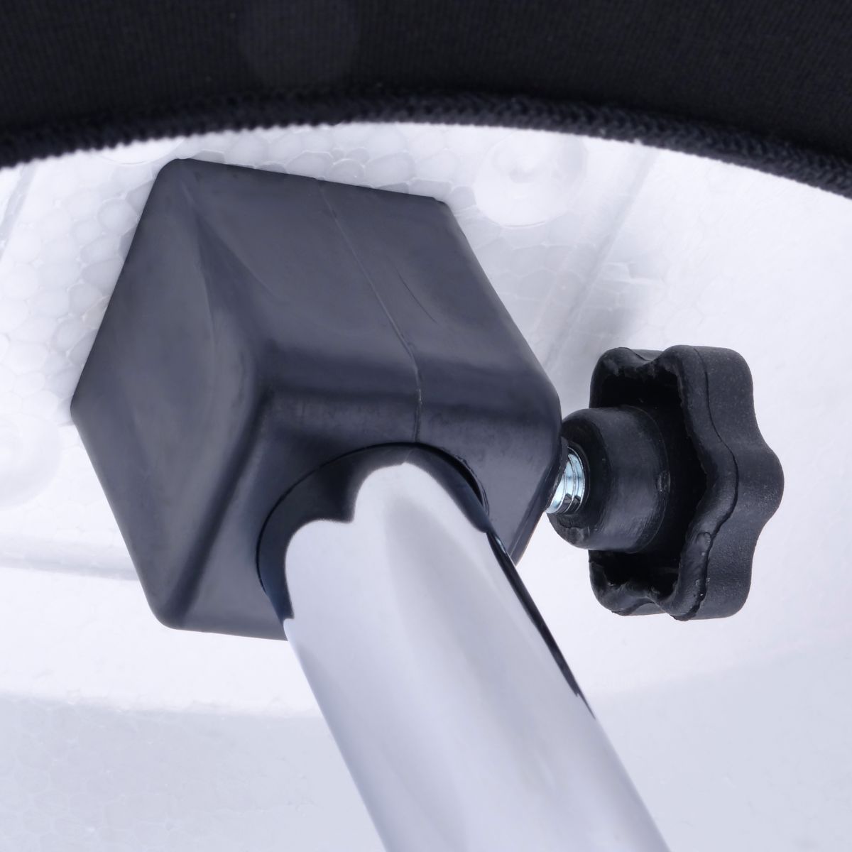 Regulacja wysokości manekina krawieckiego czarnego na drewnianej nodze kolor orzech